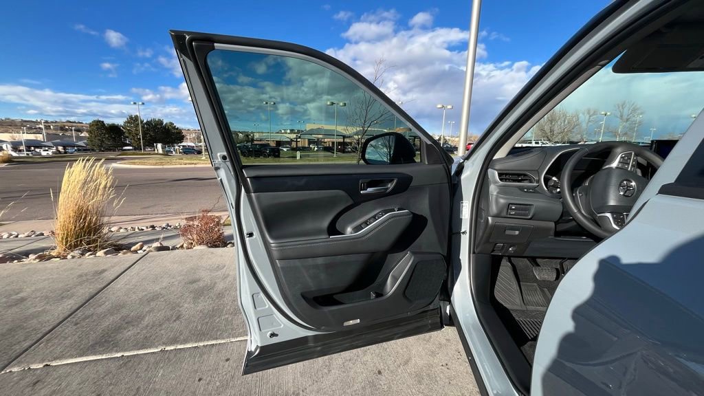 Used 2025 Toyota Highlander XLE image 12