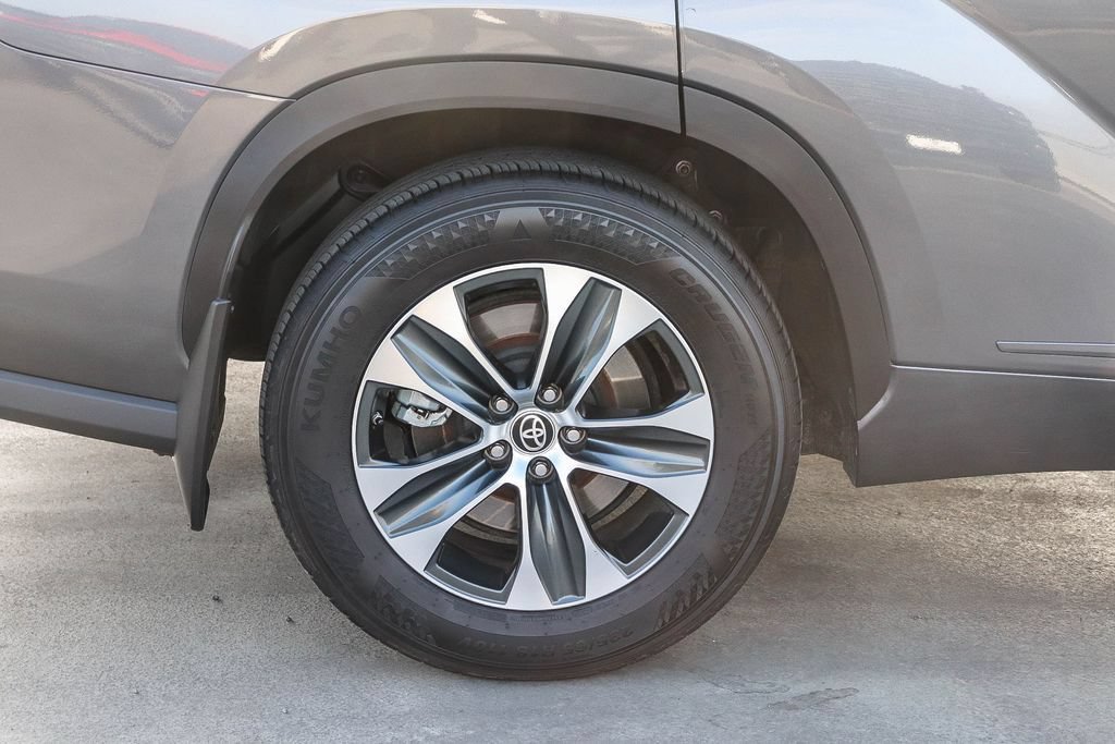 Used 2022 Toyota Highlander XLE FWD image 12