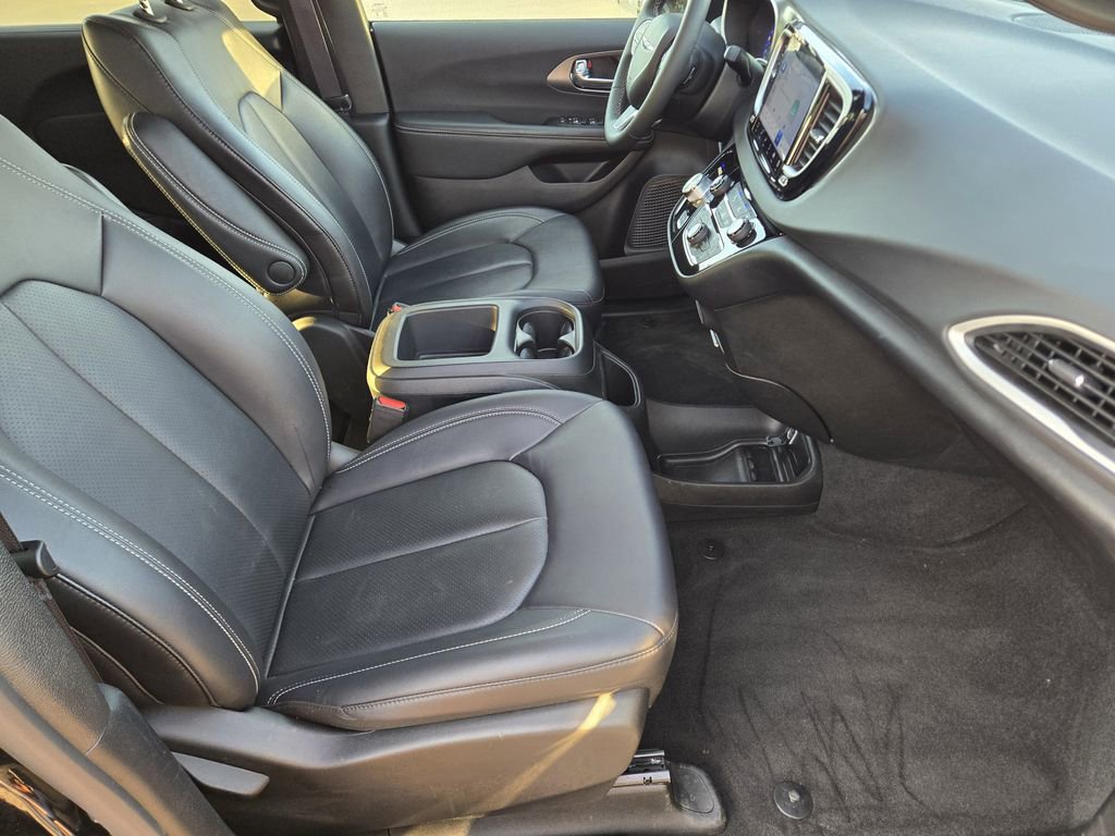 Used 2025 Chrysler Pacifica Select image 16