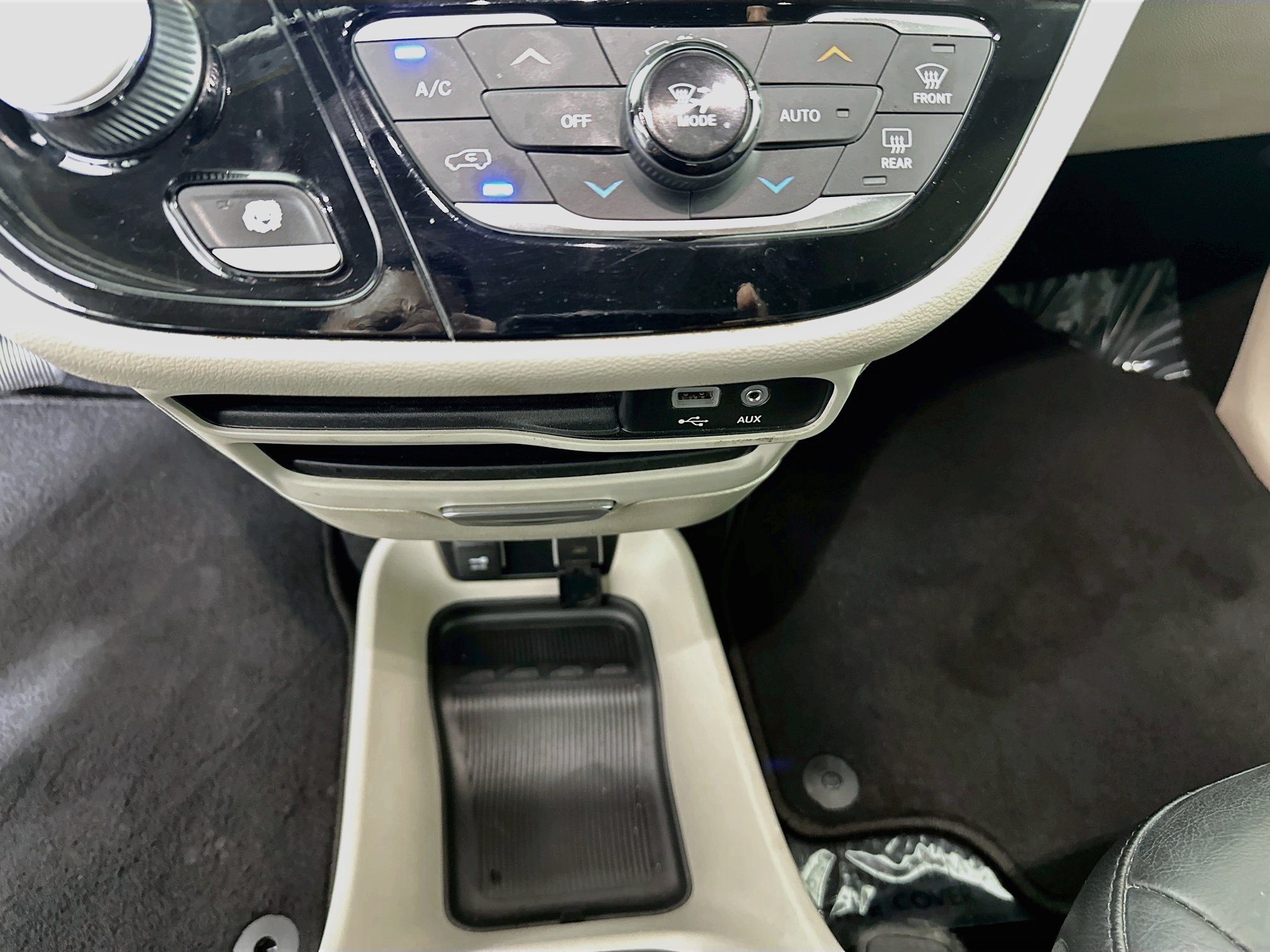 Used 2019 Chrysler Pacifica Touring-L FWD image 23