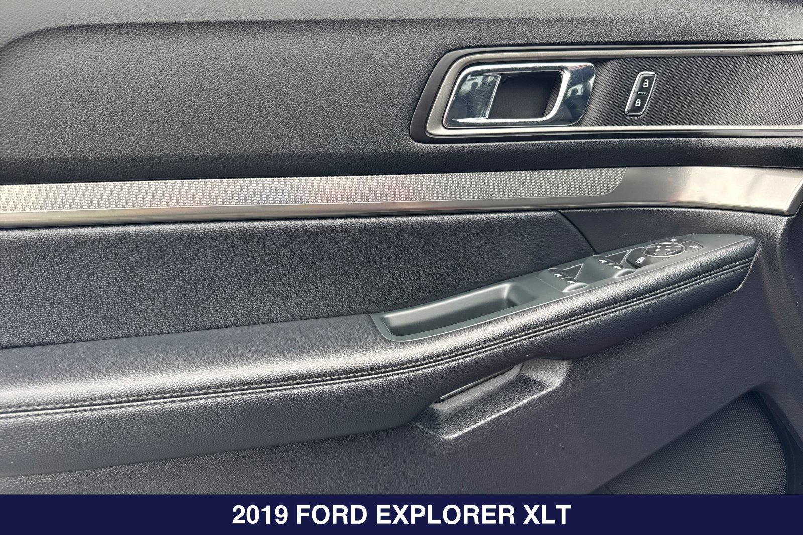 Used 2019 Ford Explorer XLT w/ Equipment Group 201A FWD image 12