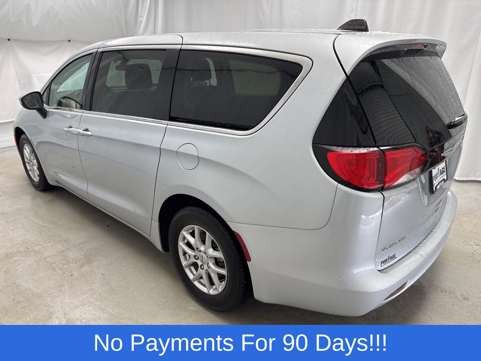 Used 2022 Chrysler Voyager LX image 5