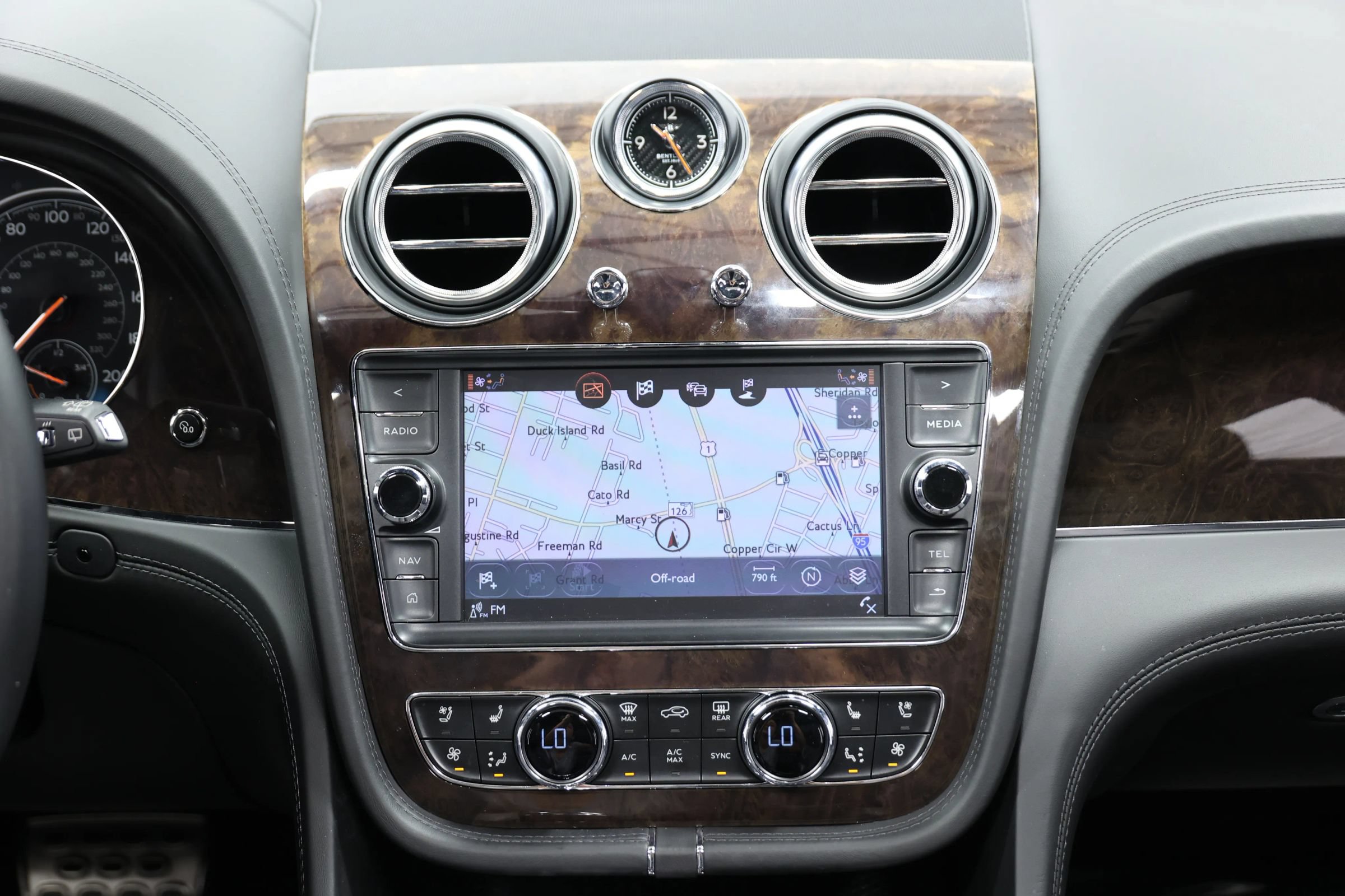 Used 2020 Bentley Bentayga Plug-In Hybrid AWD/4WD image 33
