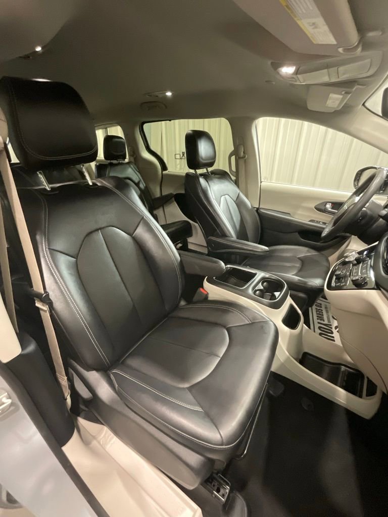 Used 2024 Chrysler Pacifica Touring-L image 15