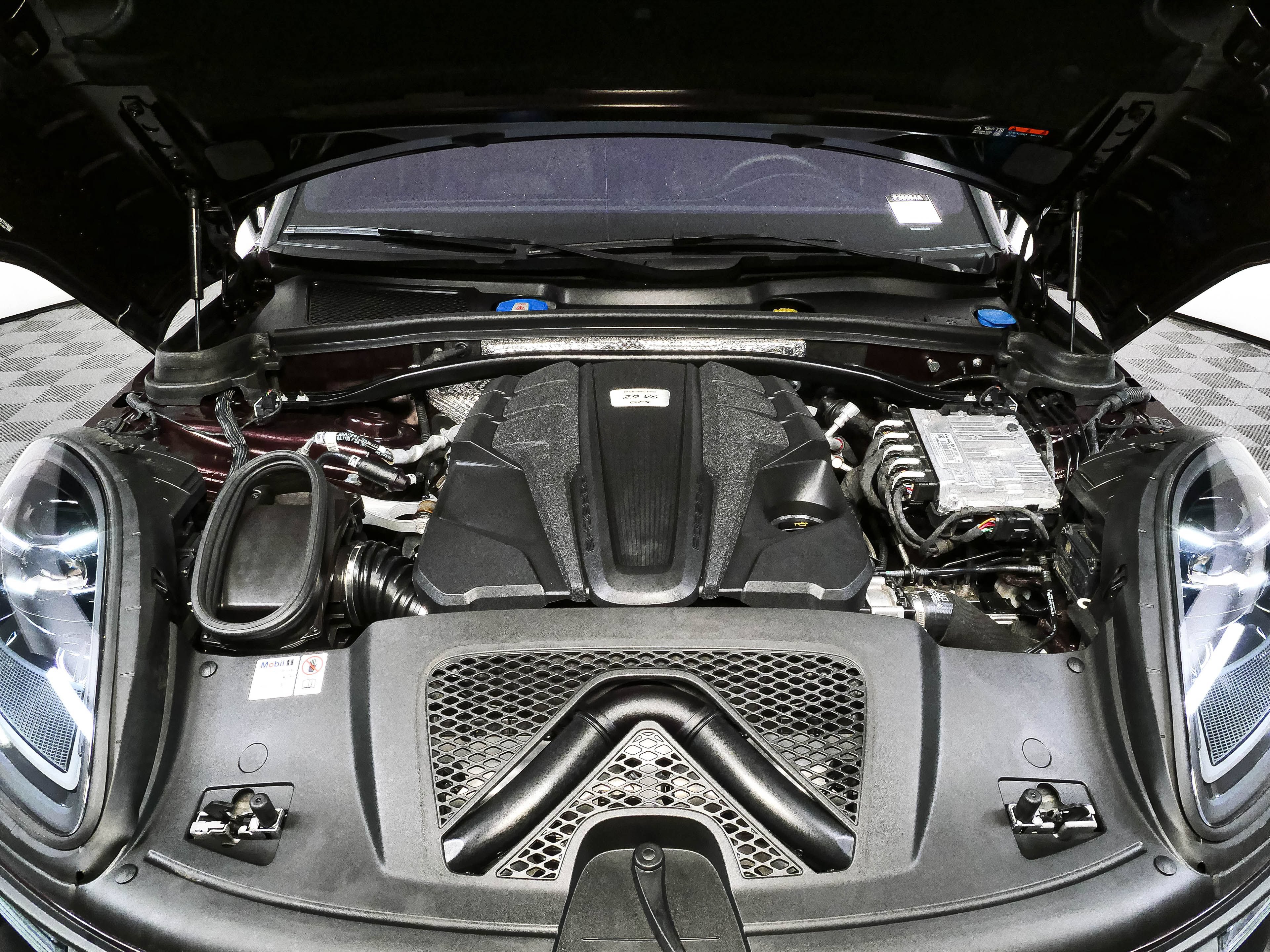 Certified 2024 Porsche Macan GTS AWD/4WD image 34