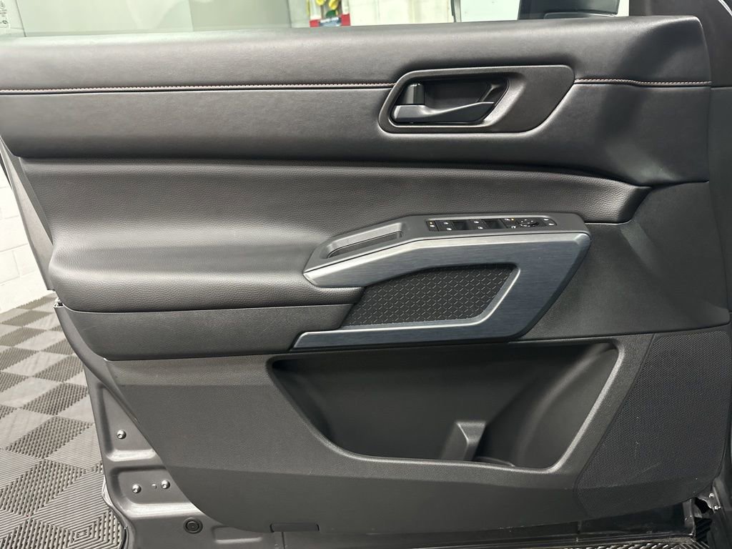 Used 2025 Nissan Pathfinder Rock Creek image 17