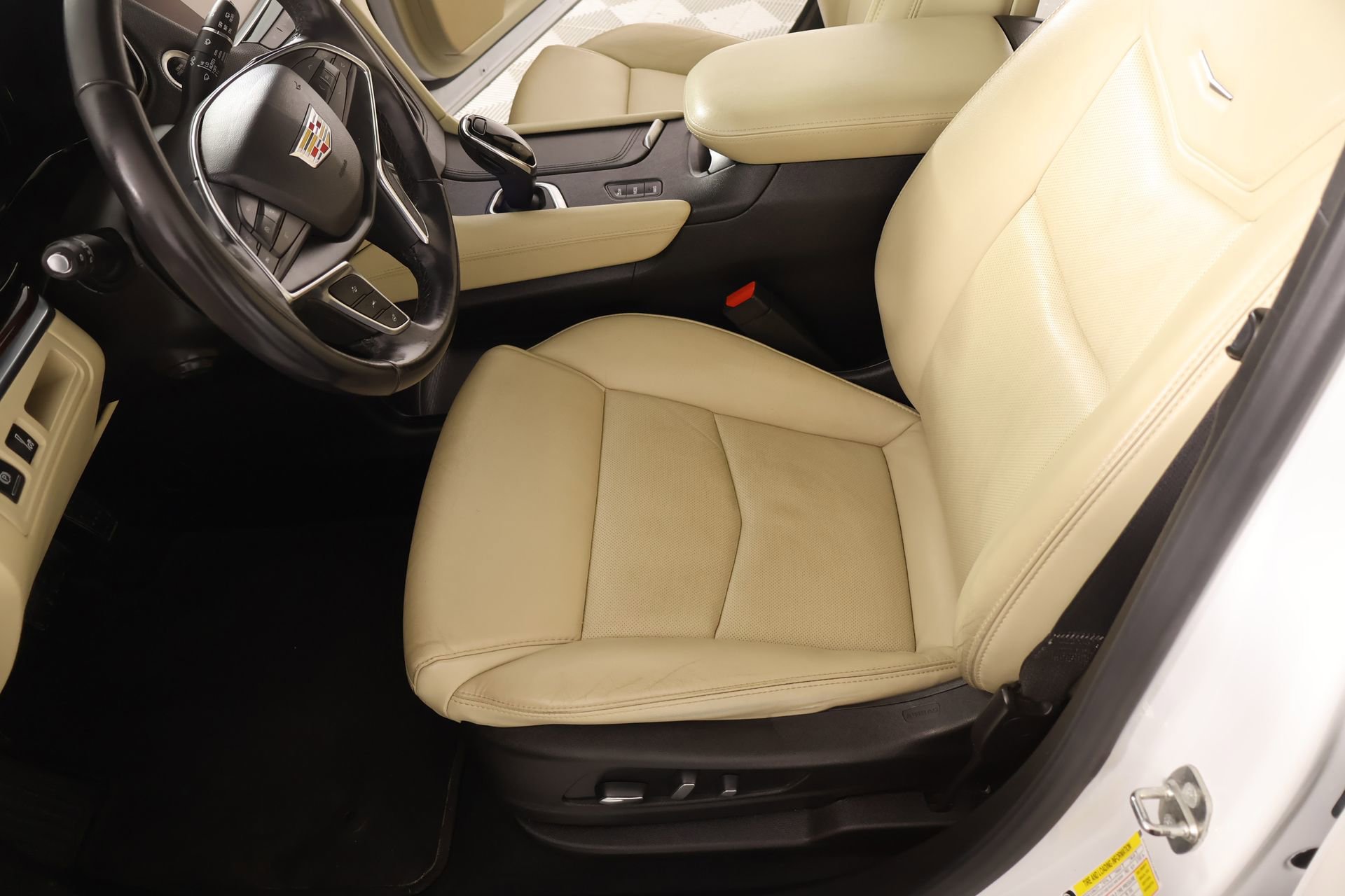 Used 2018 Cadillac XT5 Luxury w/ Driver Awareness Package image 12