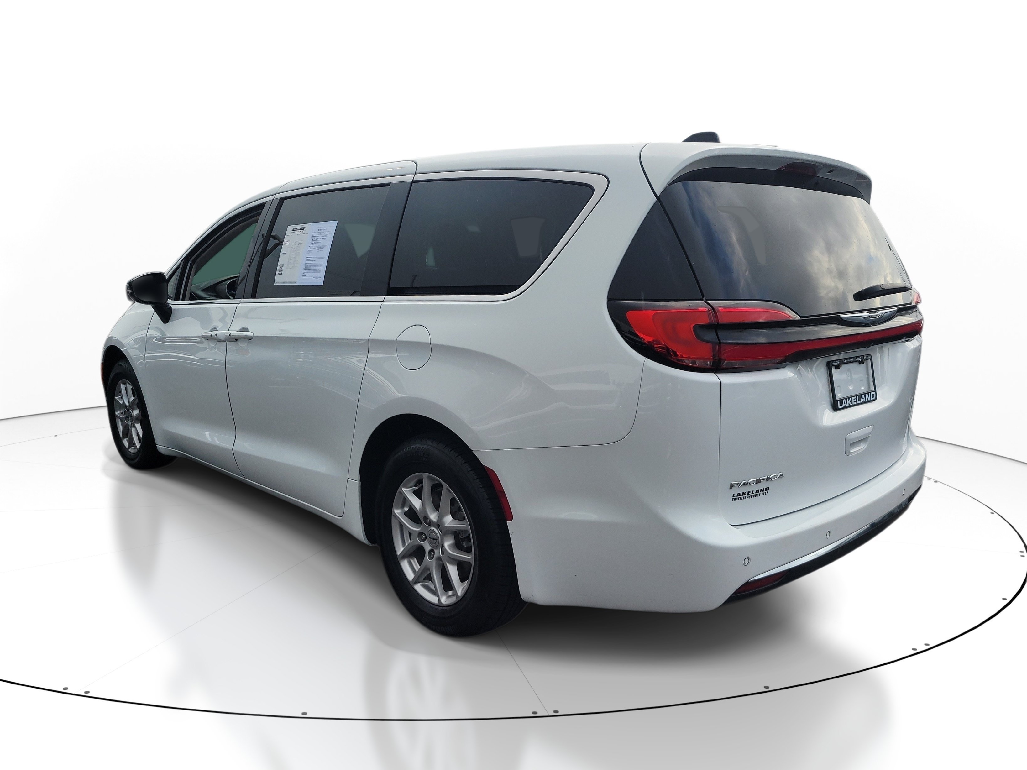 Used 2024 Chrysler Pacifica Touring-L FWD image 6