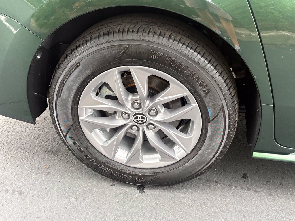 Used 2026 Toyota Sienna XLE FWD image 17