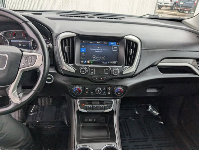 Used 2024 GMC Terrain SLT image 3