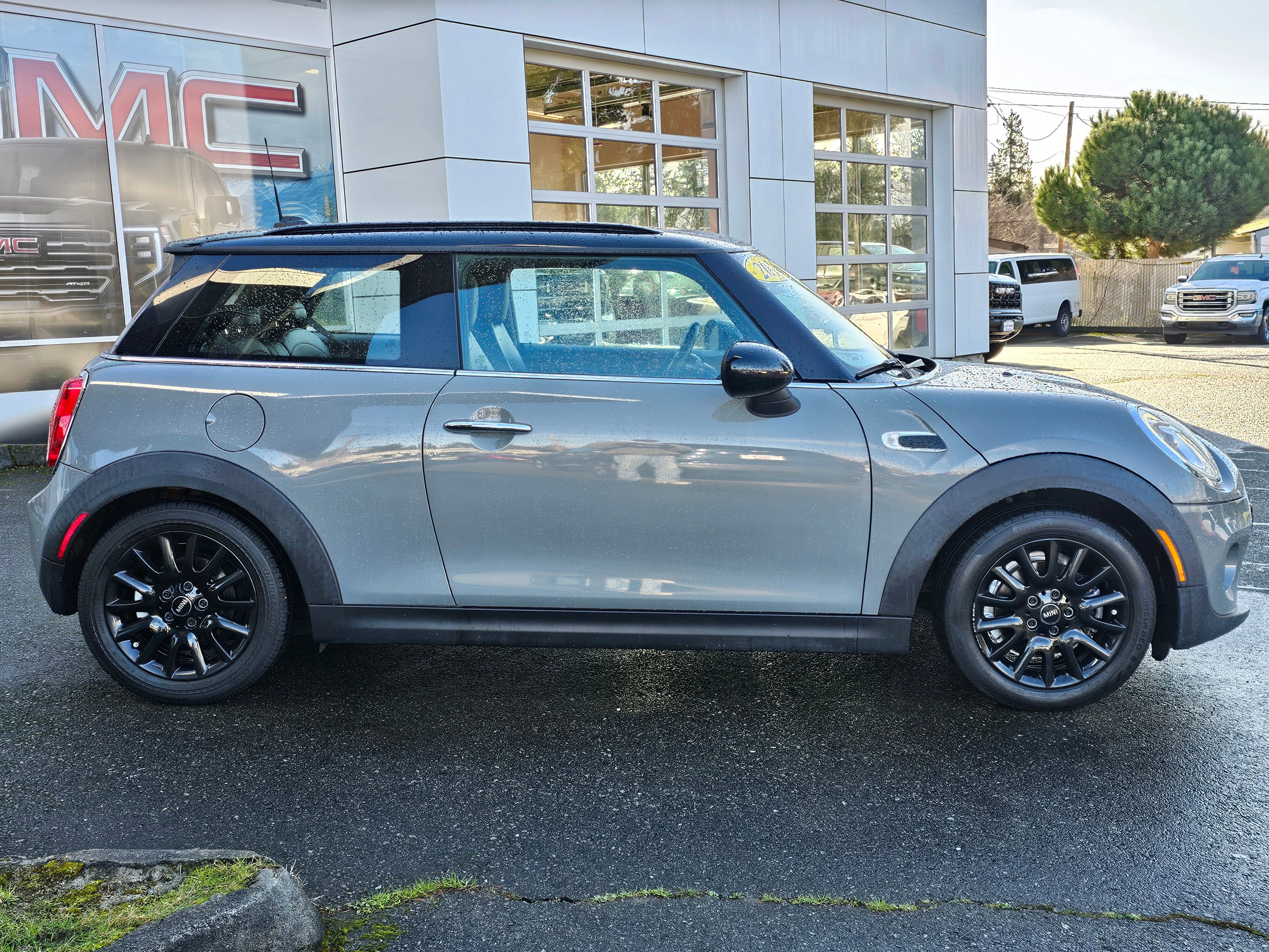 Used 2016 MINI Cooper 2-Door Hardtop image 8