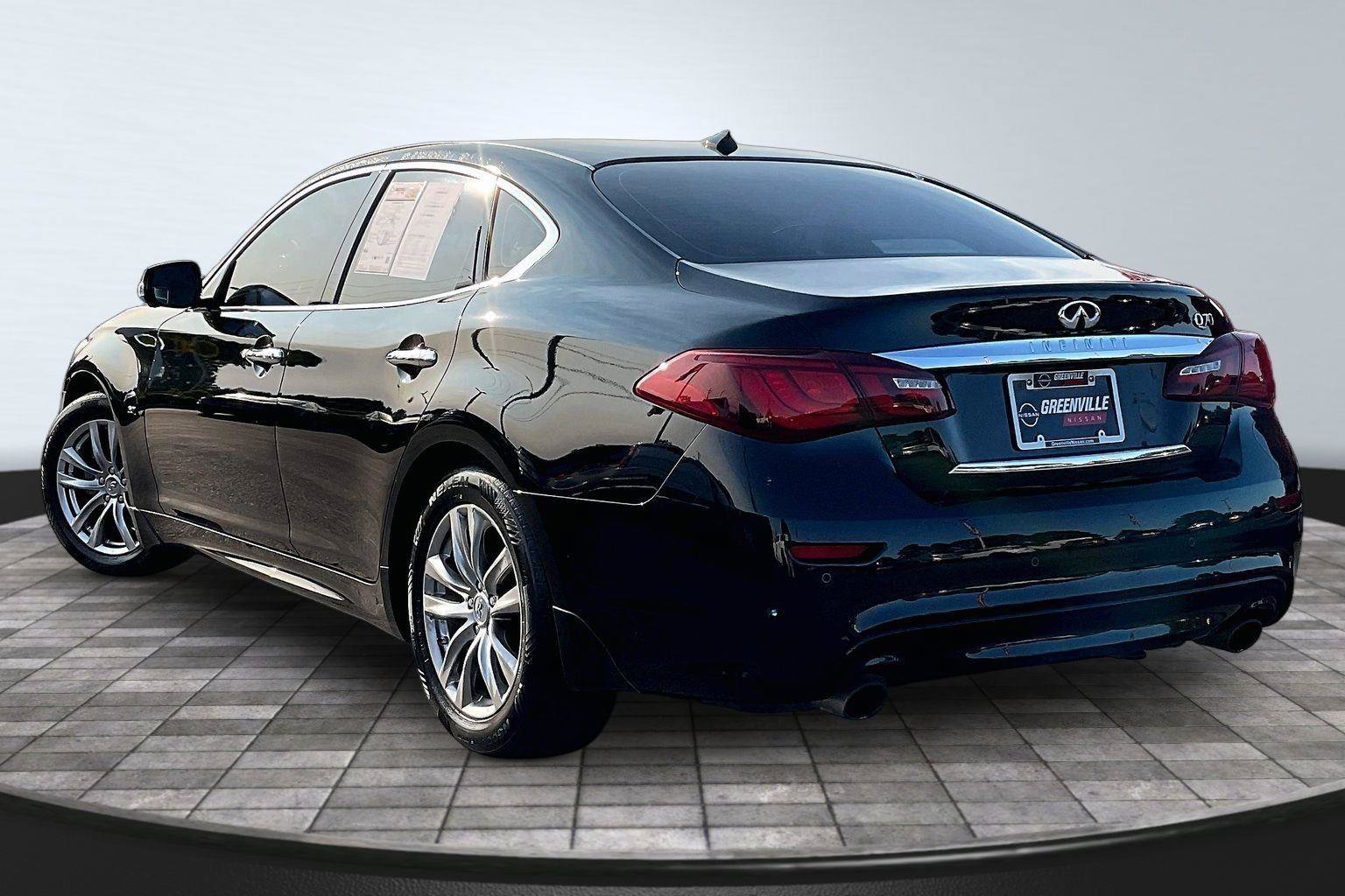 Used 2018 INFINITI Q70 Luxe w/ Cargo Package RWD image 3