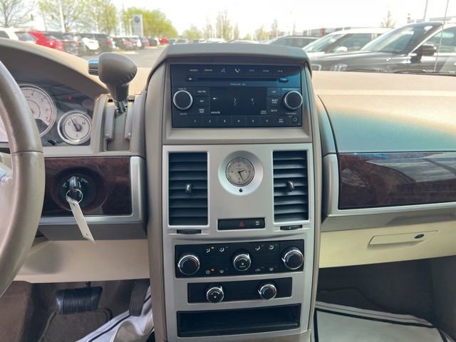 Used 2009 Chrysler Town & Country Touring image 14