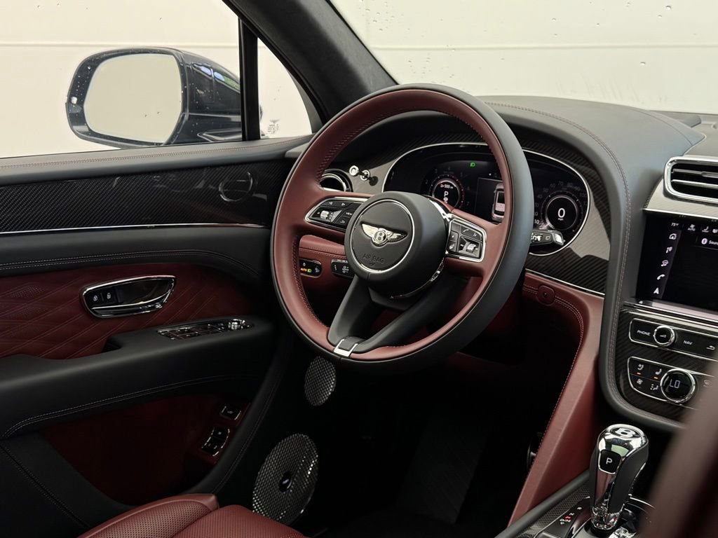 Used 2025 Bentley Bentayga image 34