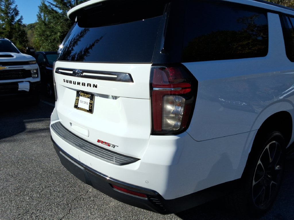 Certified 2022 Chevrolet Suburban RST w/ Luxury Package AWD/4WD image 15