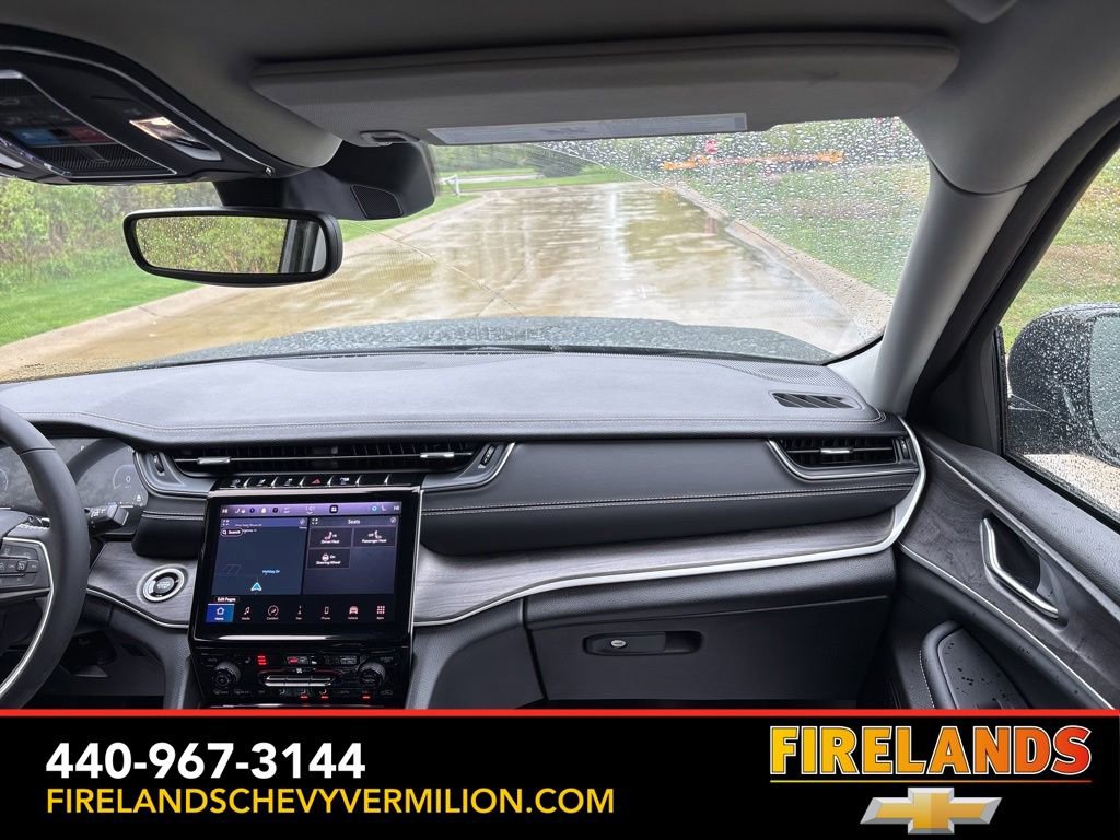 Used 2023 Jeep Grand Cherokee Limited w/ Black Appearance Package AWD/4WD image 33
