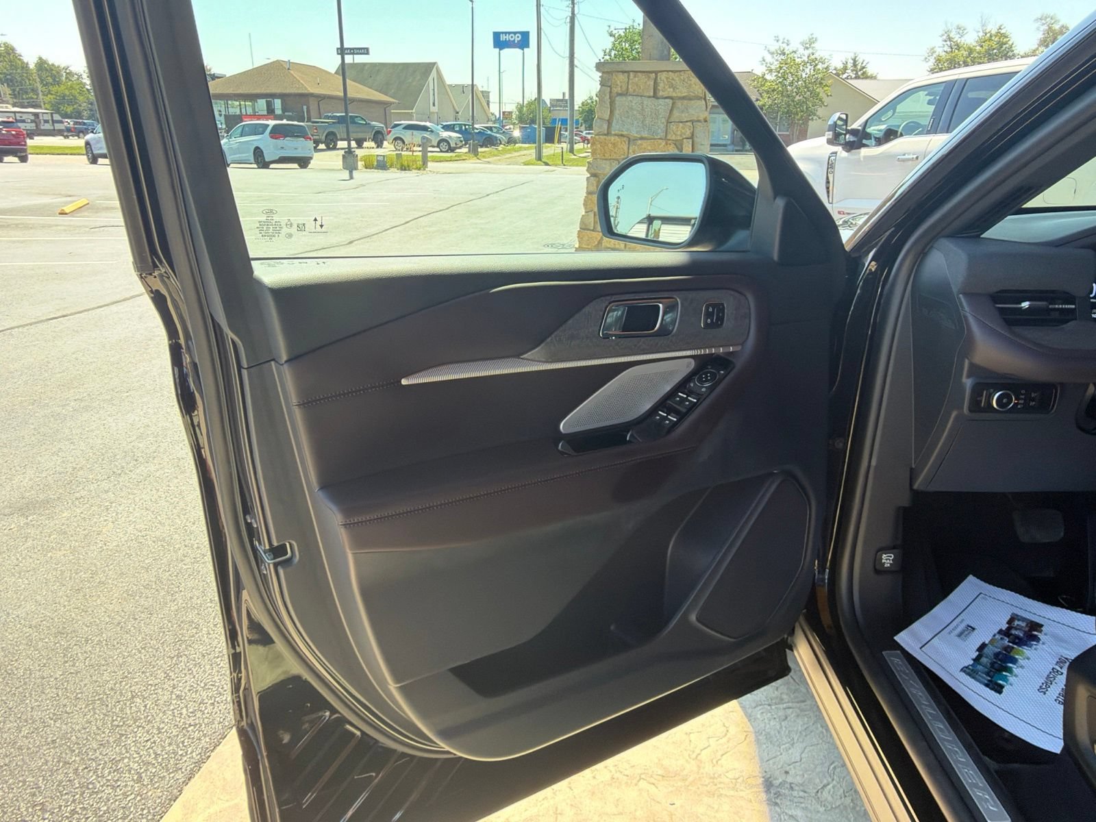 Used 2025 Ford Explorer Platinum AWD/4WD image 8