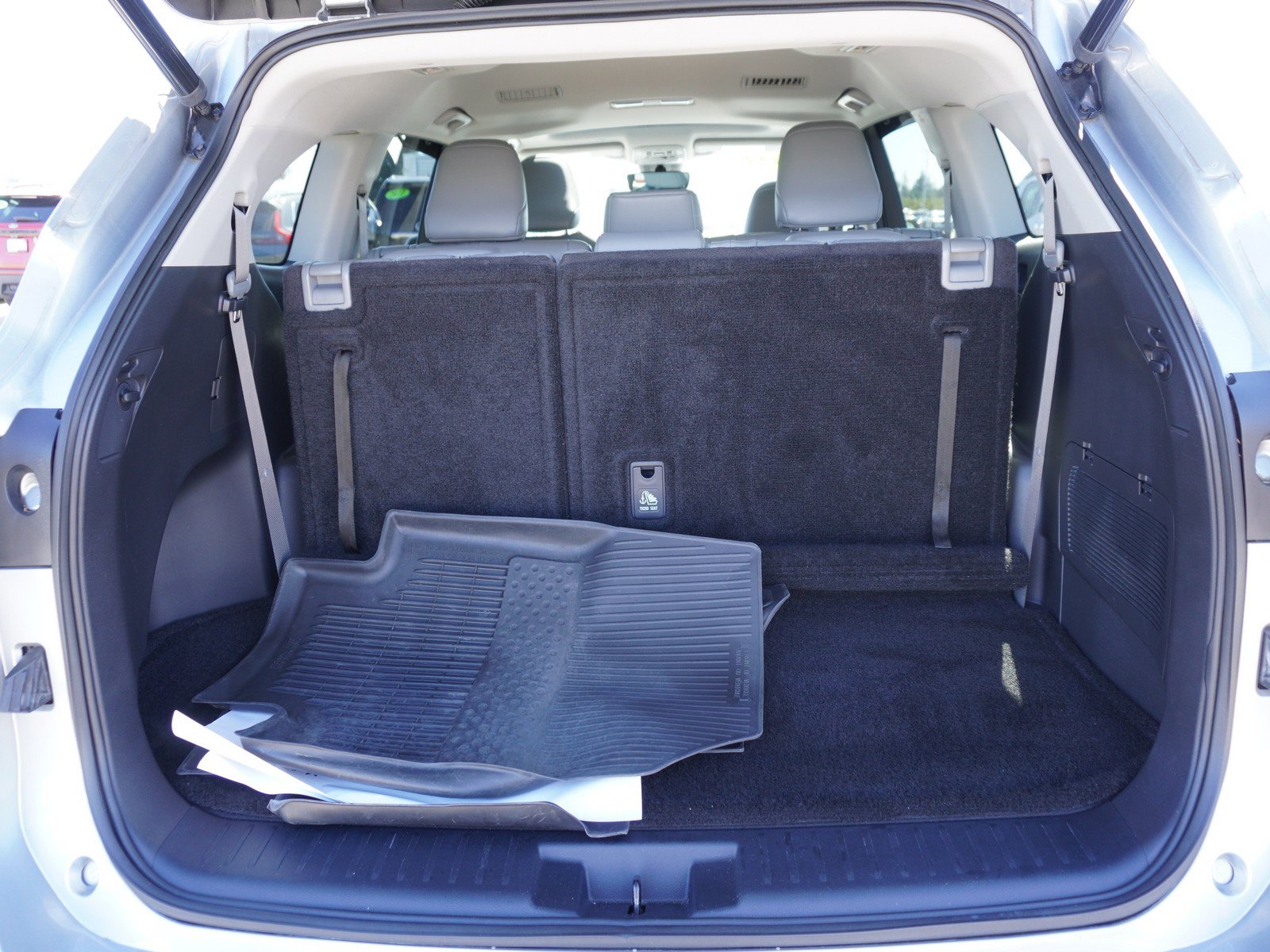 Used 2023 Toyota Highlander XLE FWD image 11