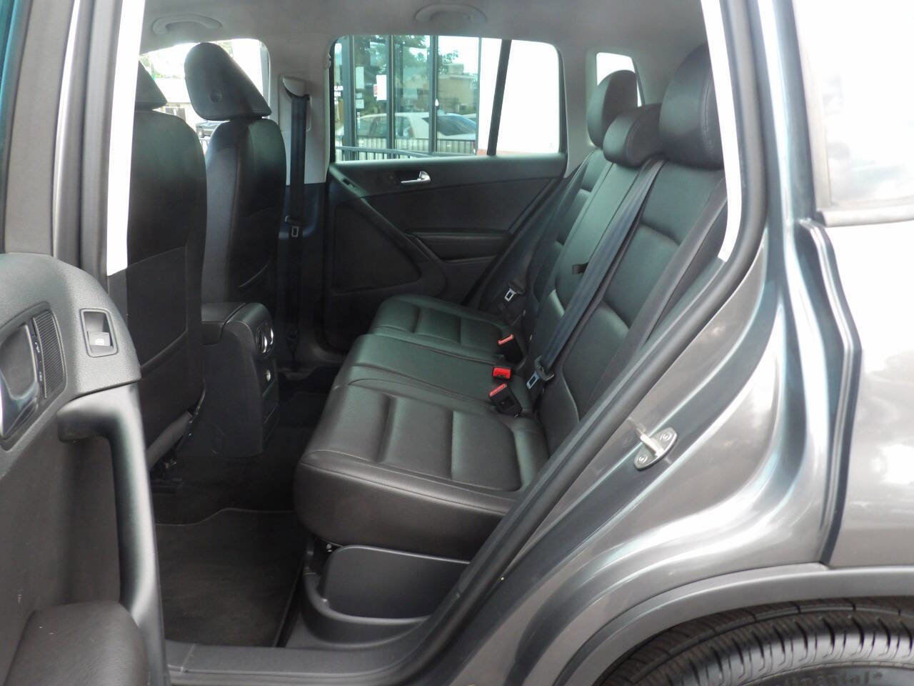Used 2015 Volkswagen Tiguan SE image 8