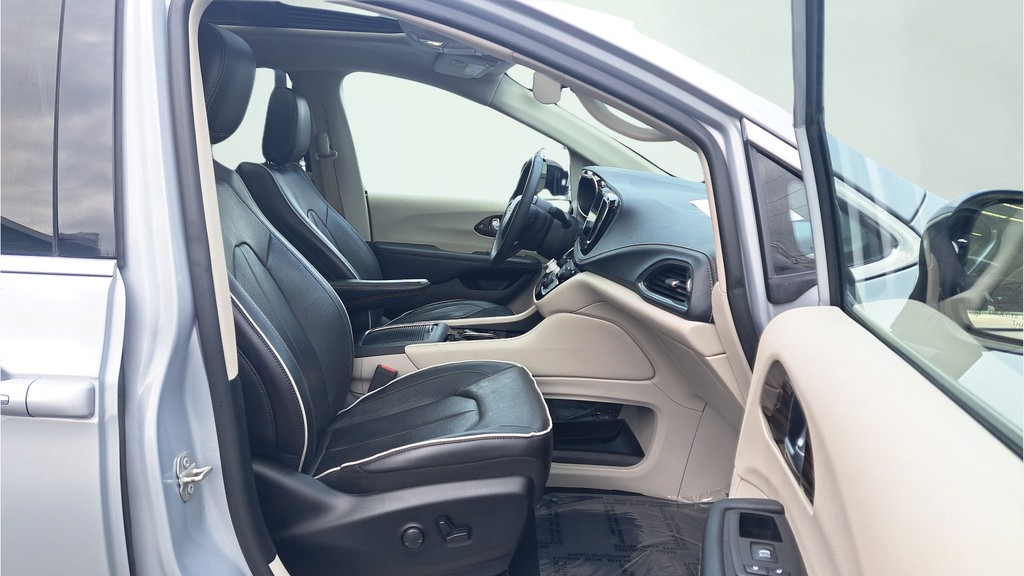 Used 2023 Chrysler Pacifica Limited FWD image 16