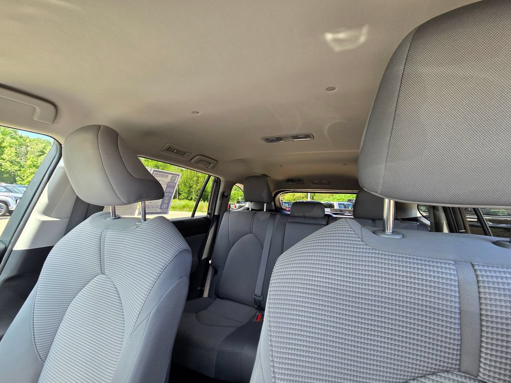 Used 2024 Toyota Highlander LE FWD image 30