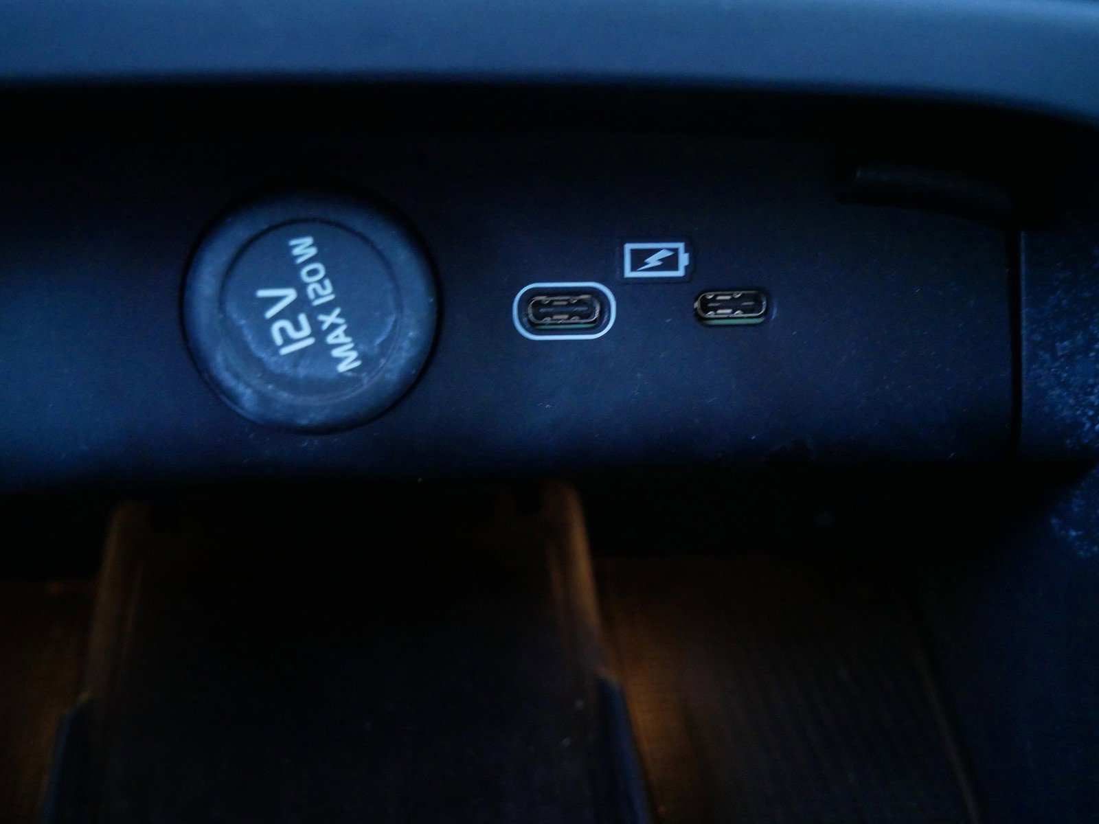 Used 2025 Volvo XC40 B5 Plus image 19