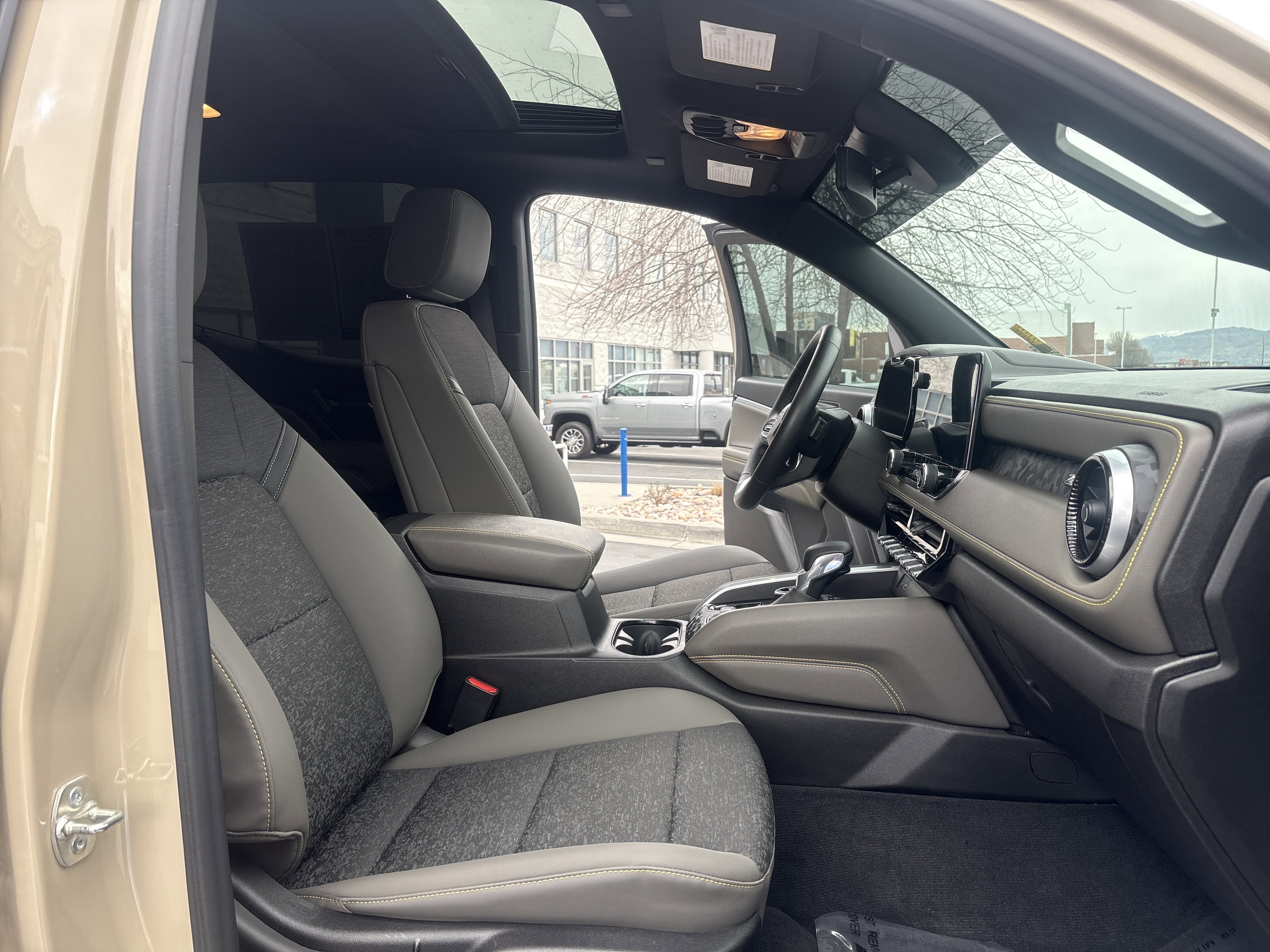 Used 2024 Chevrolet Colorado ZR2 w/ Technology Package image 27