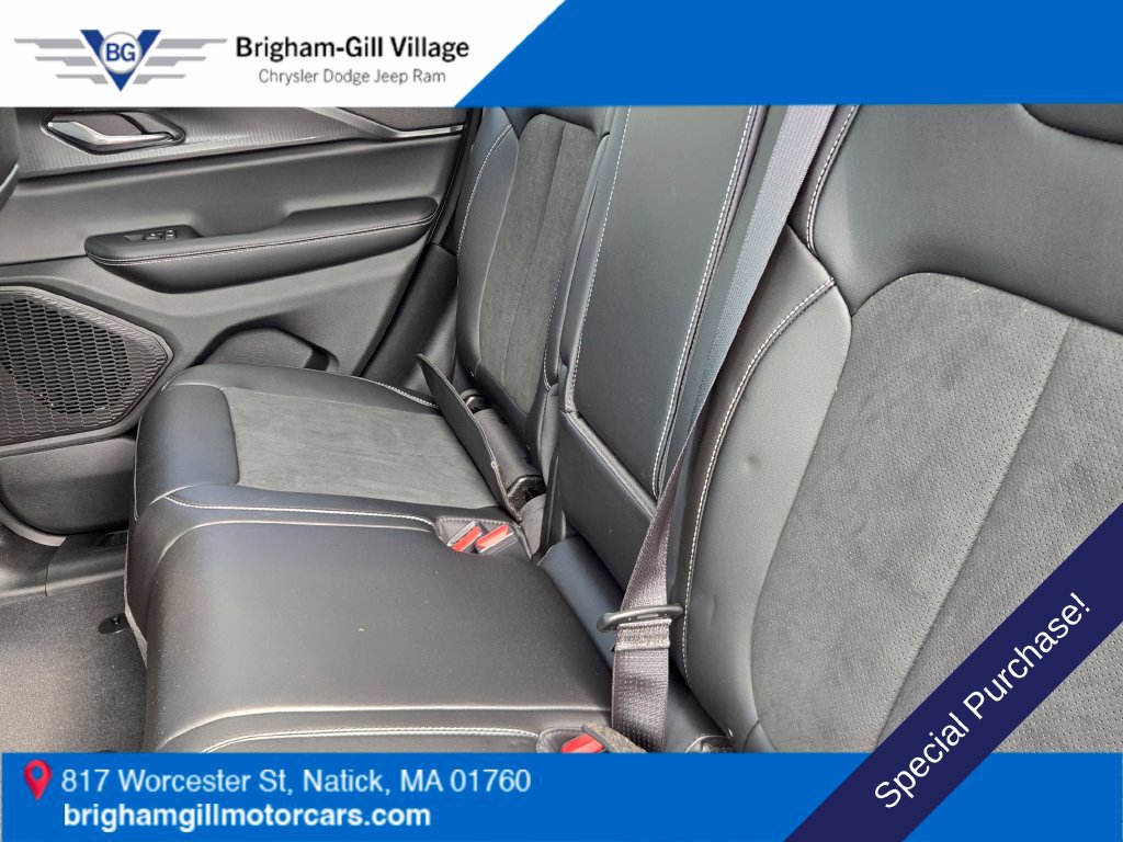 Used 2025 Jeep Grand Cherokee Altitude AWD/4WD image 9