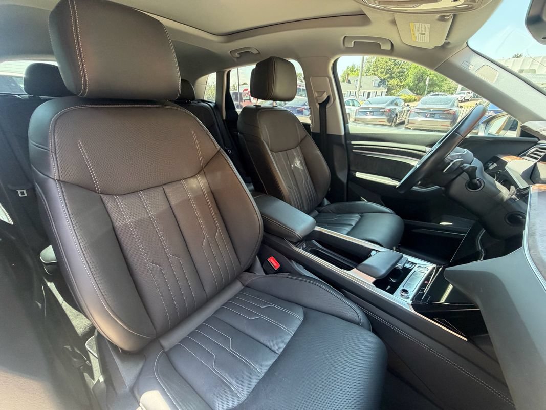 Used 2019 Audi e-tron Prestige w/ Prestige Package AWD/4WD image 4