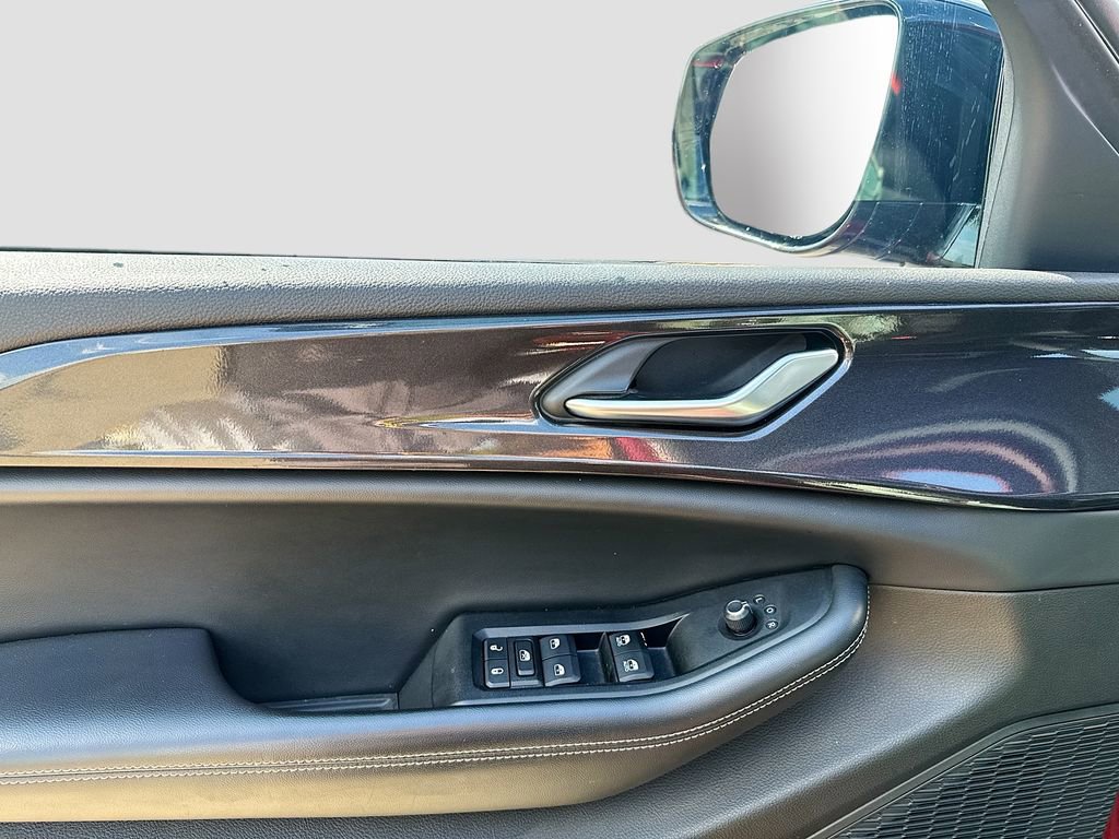 Used 2023 Jeep Grand Cherokee L Laredo image 9