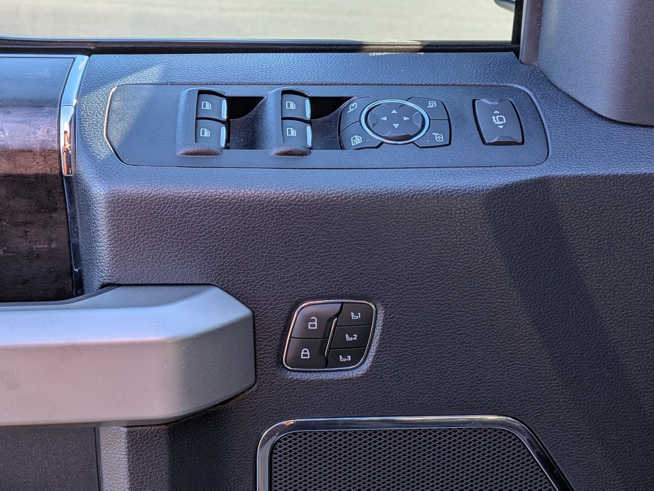 Used 2022 Ford F350 Lariat w/ Chrome Package image 12