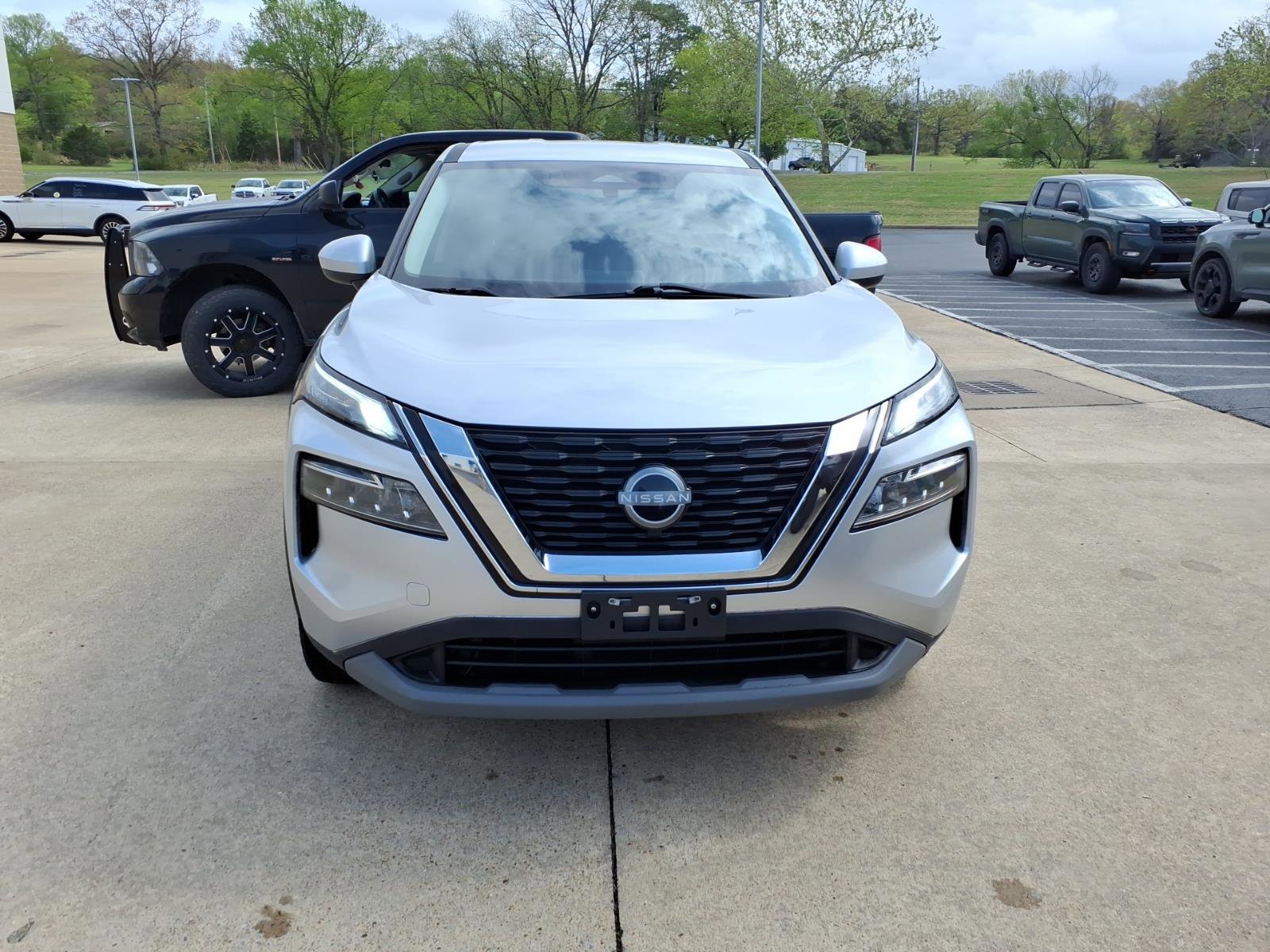 Used 2023 Nissan Rogue SV AWD/4WD image 2