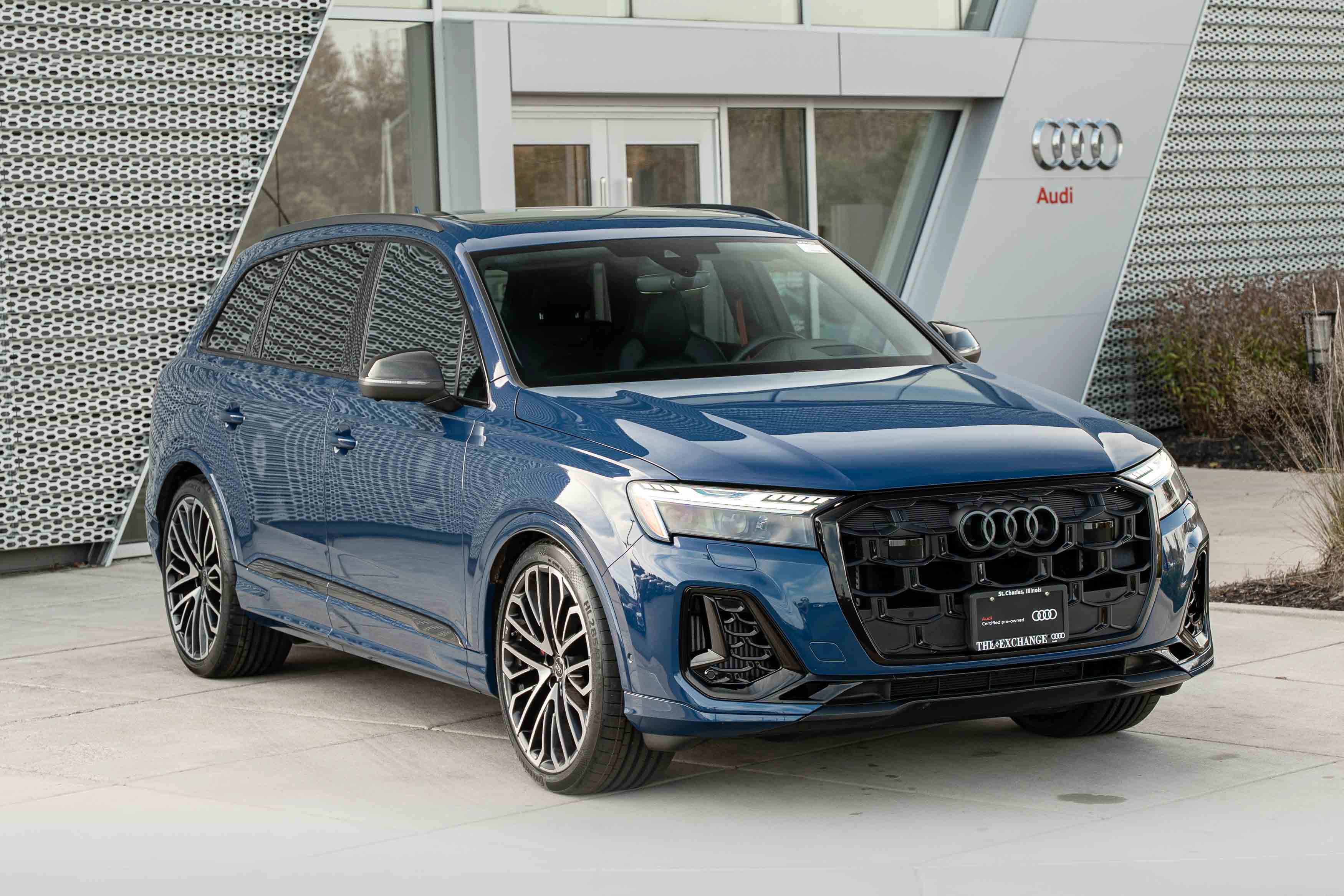 Certified 2025 Audi SQ7 Prestige AWD/4WD image 2
