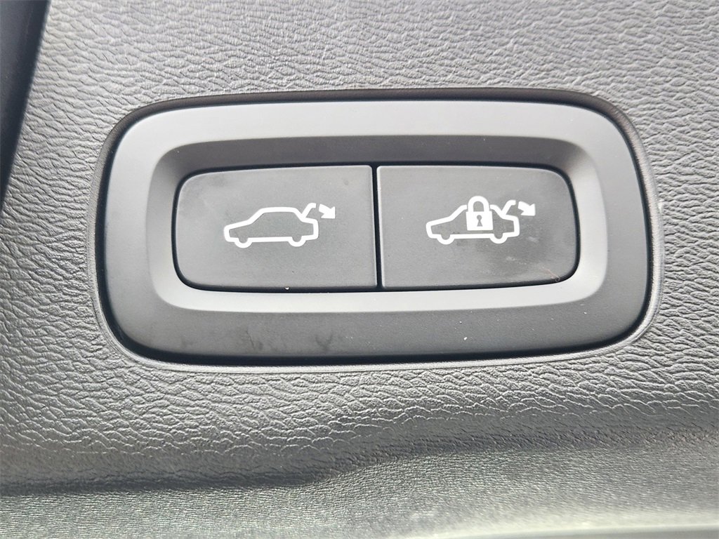 Used 2025 Volvo XC60 B5 Plus image 23