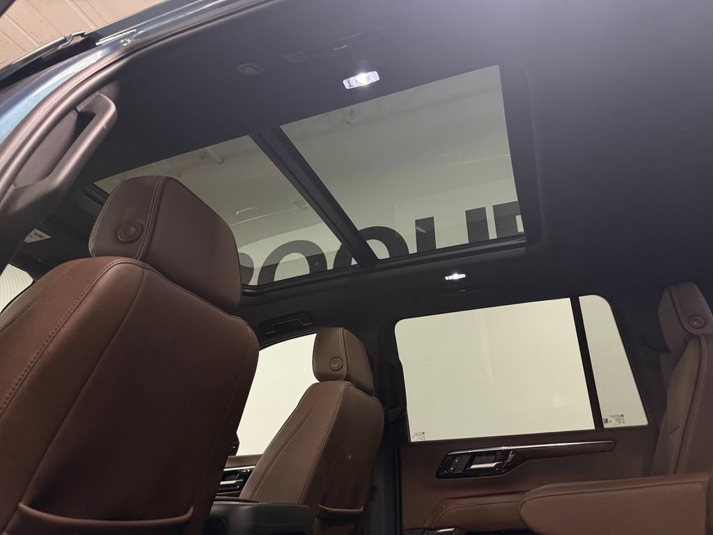 Used 2025 Chevrolet Suburban High Country AWD/4WD image 15