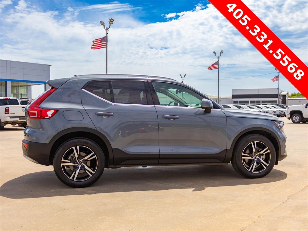 Used 2023 Volvo XC40 B5 Plus image 12