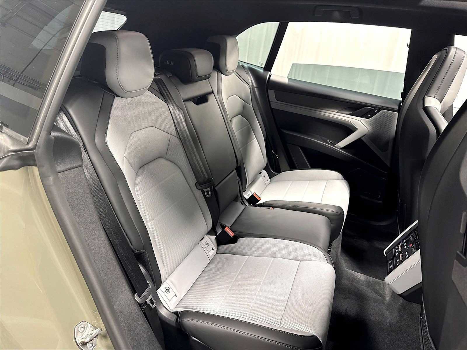 New 2026 Porsche Cayenne Electric AWD/4WD image 30