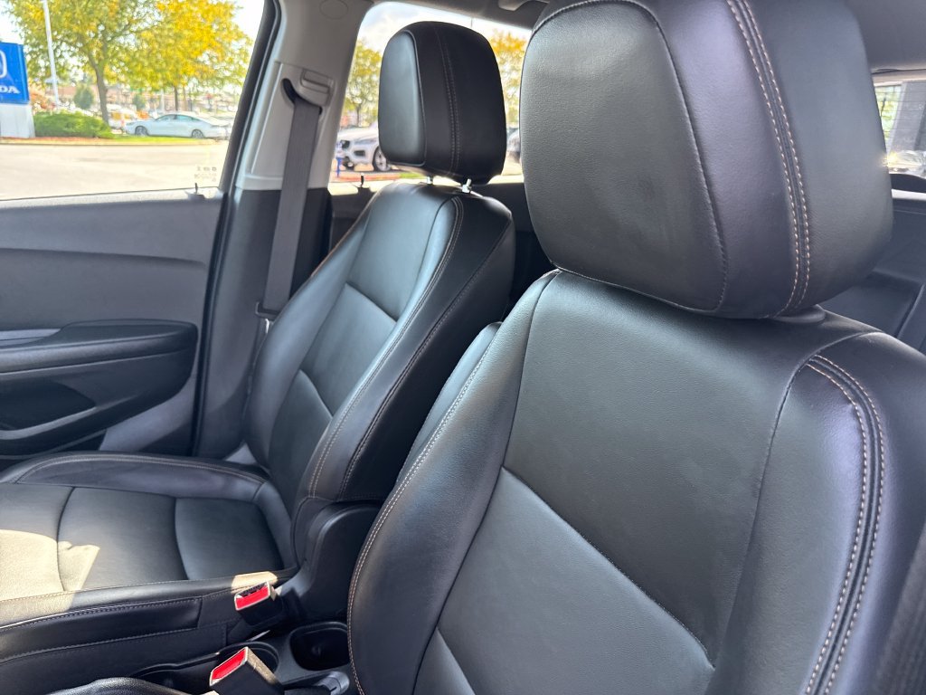 Used 2021 Chevrolet Trax LT w/ Premium Seat Package AWD/4WD image 12
