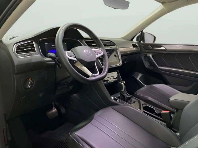 Used 2023 Volkswagen Tiguan SE w/ Panoramic Sunroof Package FWD image 18
