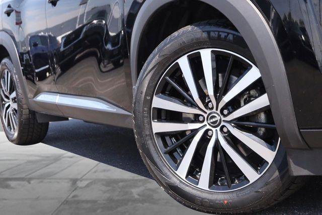 Used 2023 Nissan Pathfinder Platinum w/ Lighting Package (N92) AWD/4WD image 3