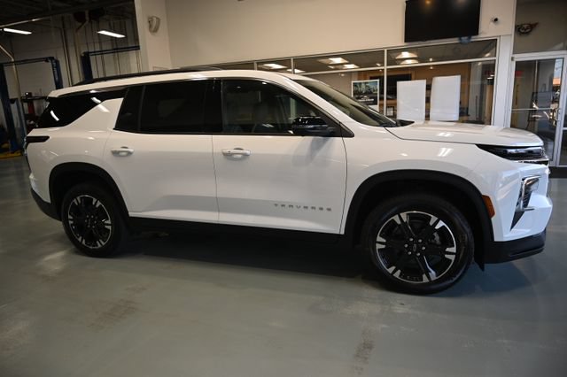 New 2027 Chevrolet Traverse LT w/ Sun and Wheel Package FWD image 4