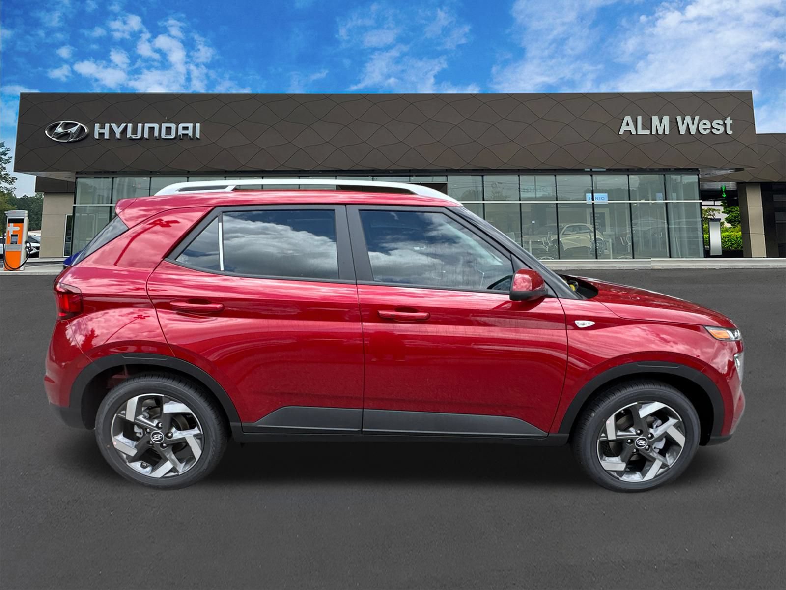 Used 2025 Hyundai Venue SEL FWD image 4
