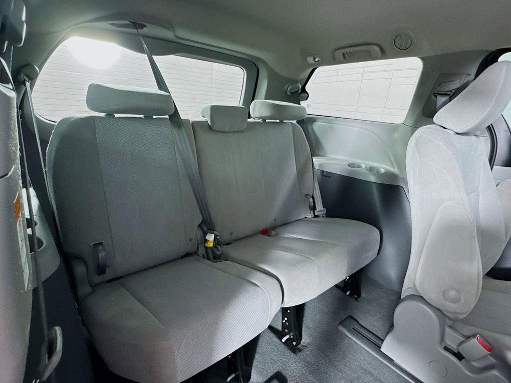 Used 2020 Toyota Sienna L image 24