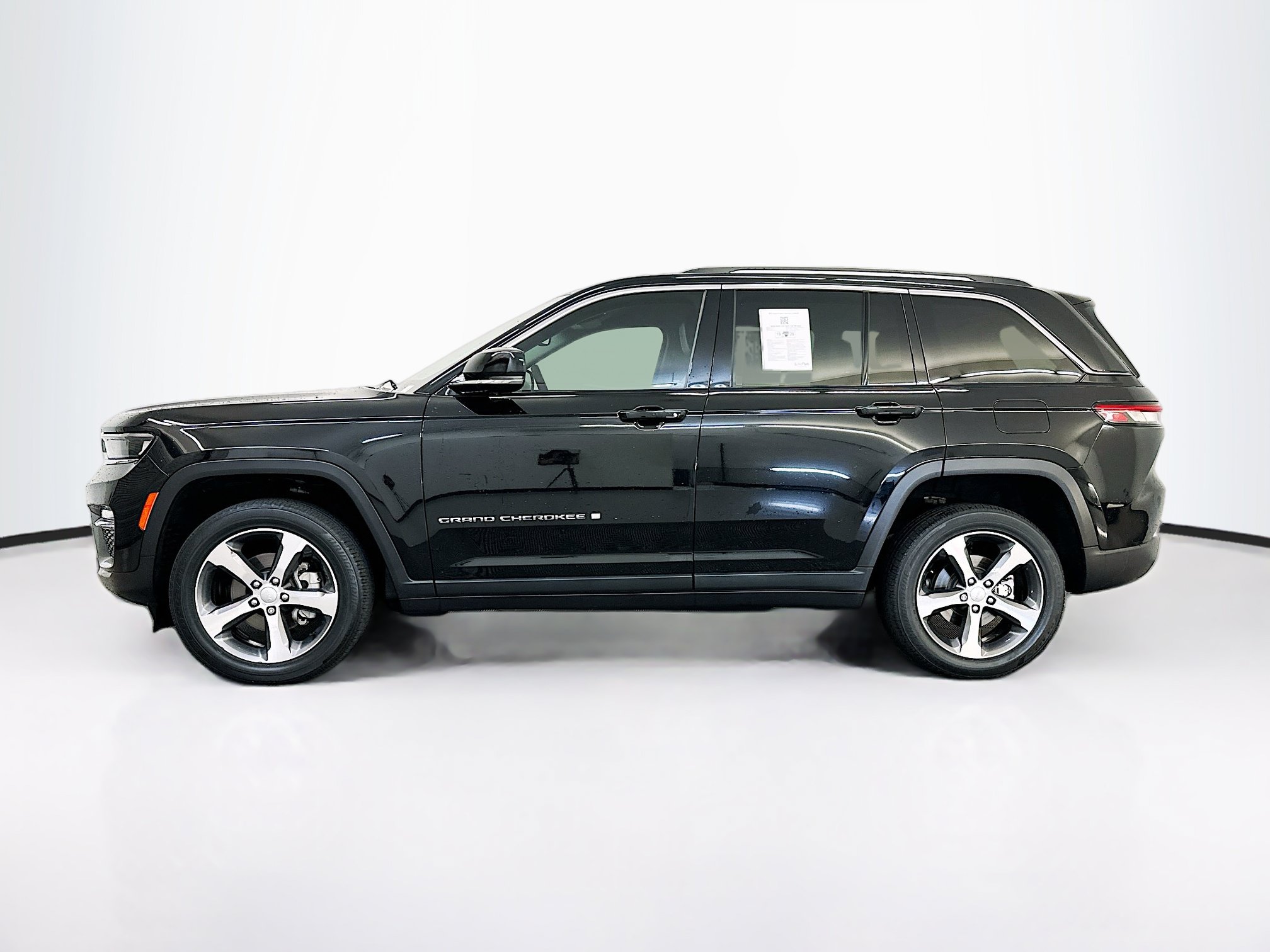 Used 2023 Jeep Grand Cherokee Limited AWD/4WD image 4