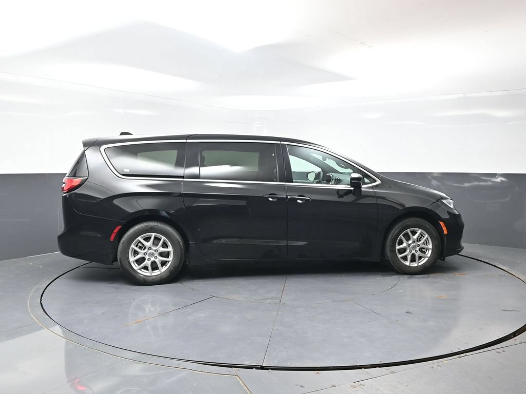 Used 2025 Chrysler Pacifica Select FWD image 4