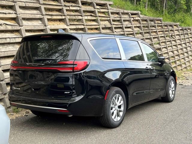New 2027 Chrysler Pacifica Select AWD/4WD image 2