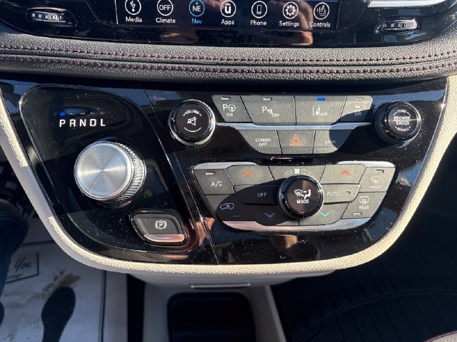 Used 2017 Chrysler Pacifica Limited FWD image 18