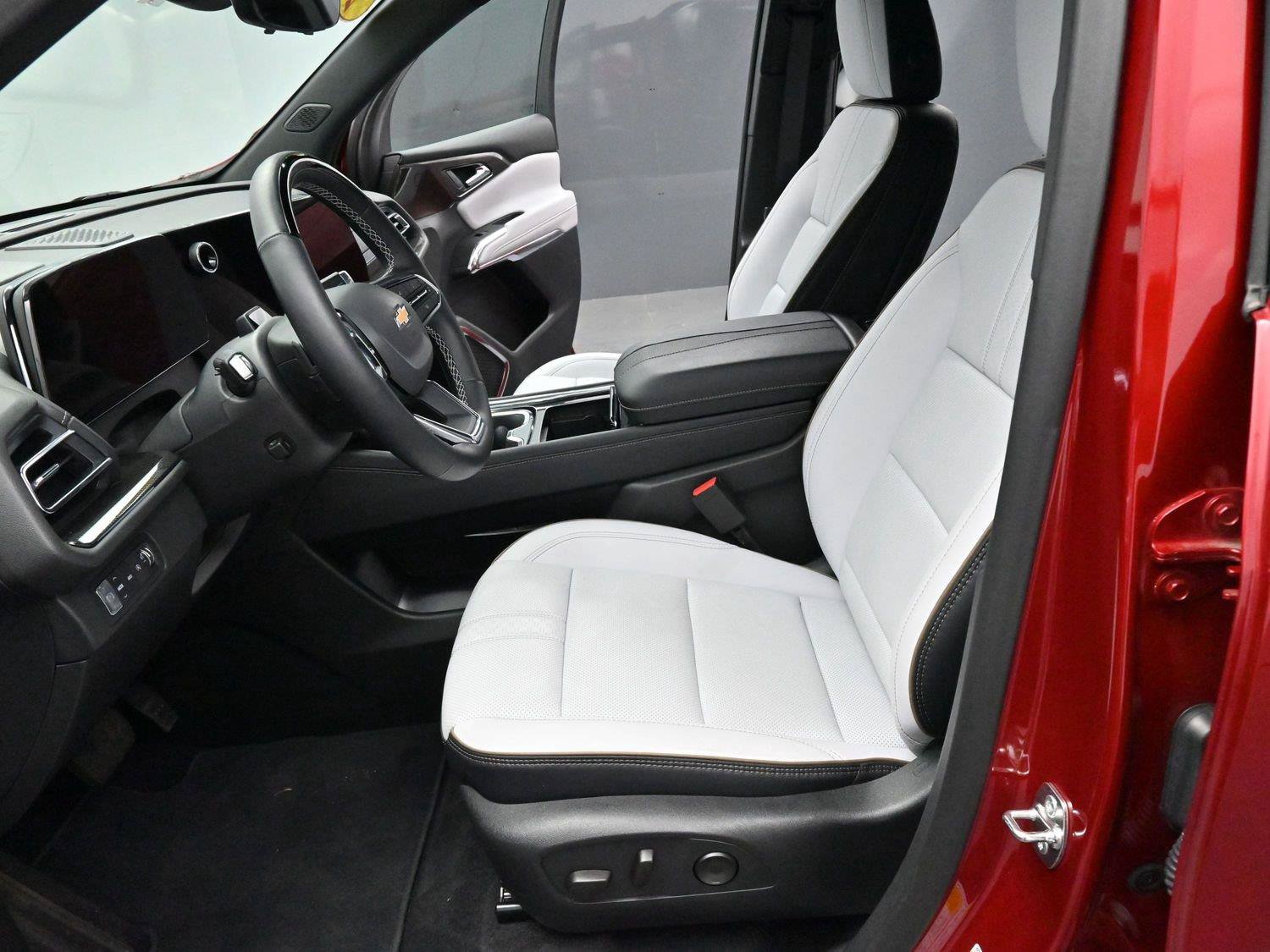 Used 2025 Chevrolet Traverse High Country AWD/4WD image 15