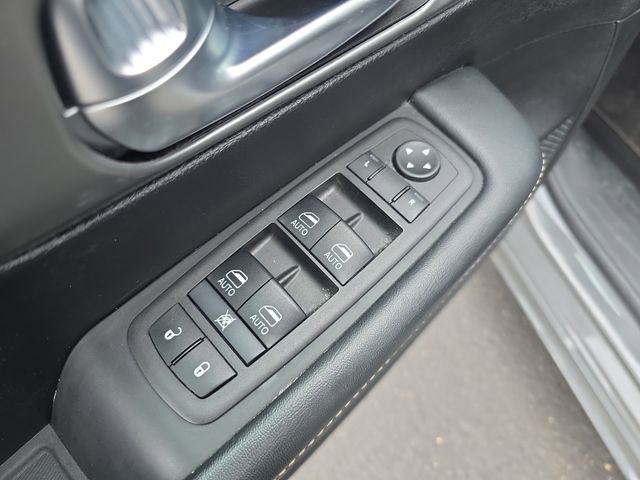 Used 2025 Chrysler Pacifica Select image 11