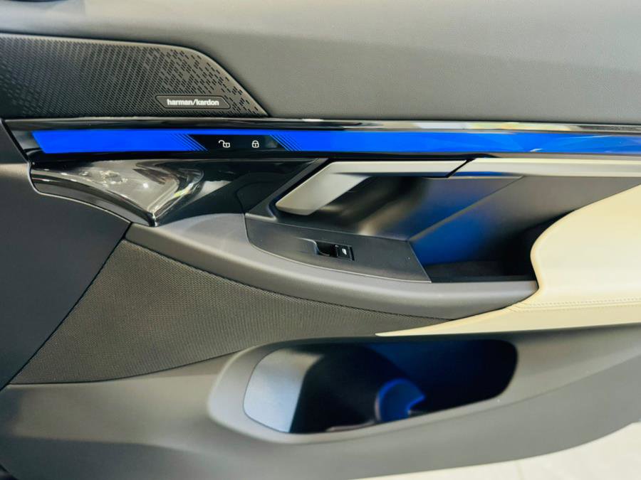 Used 2024 BMW 540i xDrive w/ Premium Package image 19